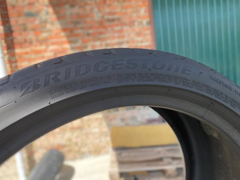 255/35R19 Bridgestone Potenza S001 01142 фото