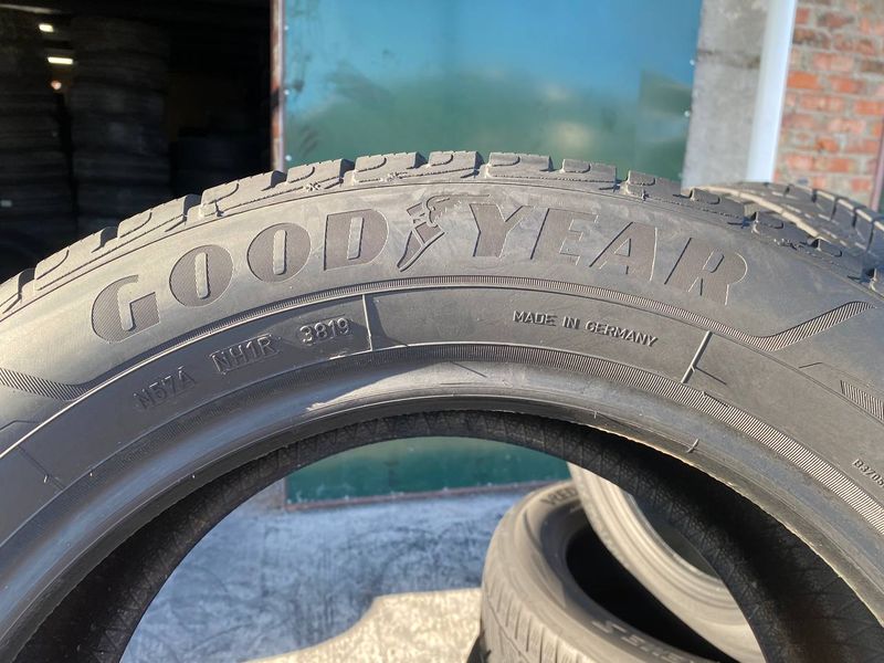 235/55R17 Goodyear Ultra Grip Performance 0799 фото