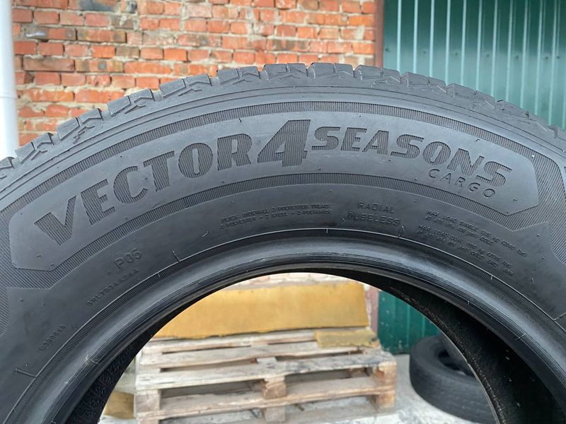 235/65R16C Goodyear Vector 4Seasons 01857 фото