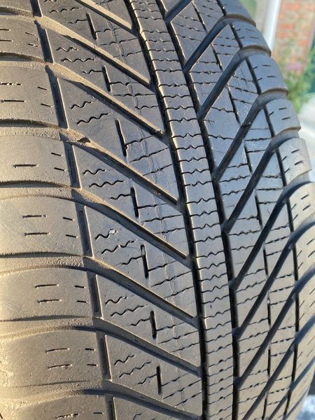 205/55R16 Goodyear Vector 4Seasons  01381 фото