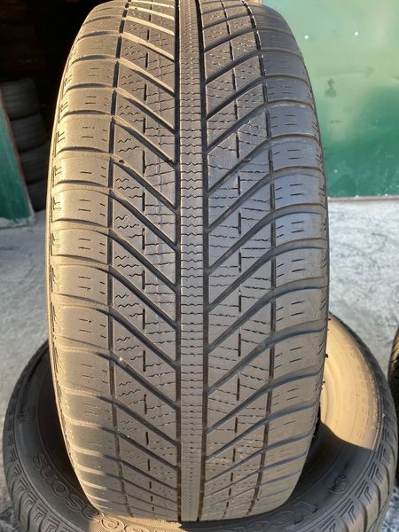 205/55R16 Goodyear Vector 4Seasons  01381 фото