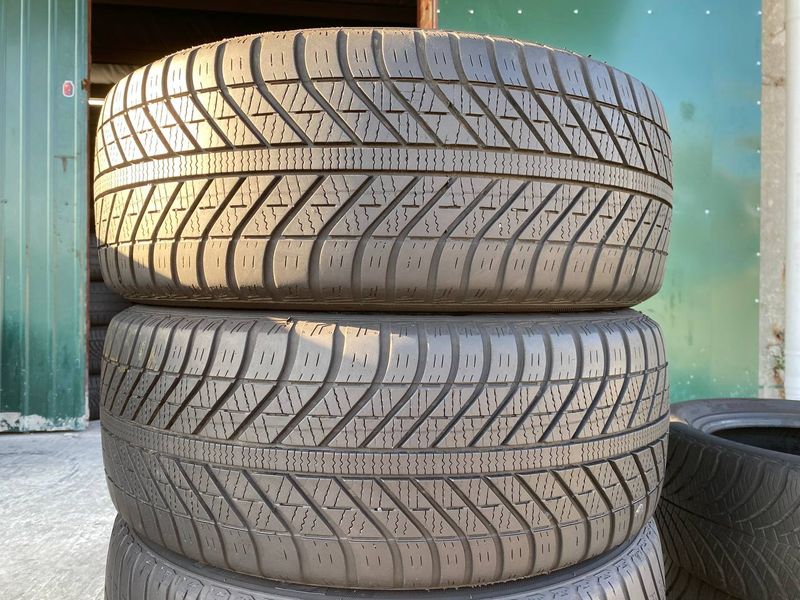 205/55R16 Goodyear Vector 4Seasons  01381 фото