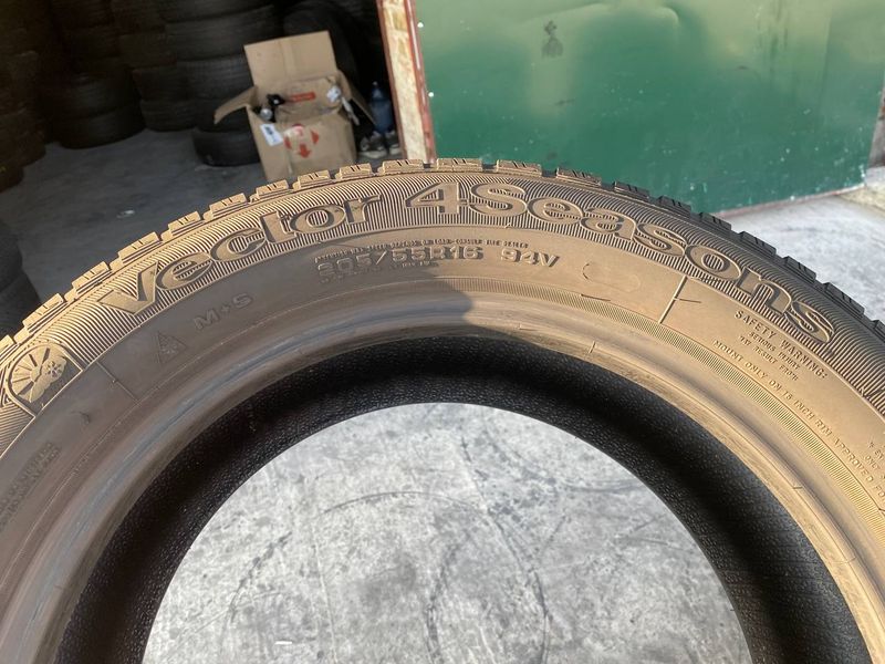 205/55R16 Goodyear Vector 4Seasons  01381 фото